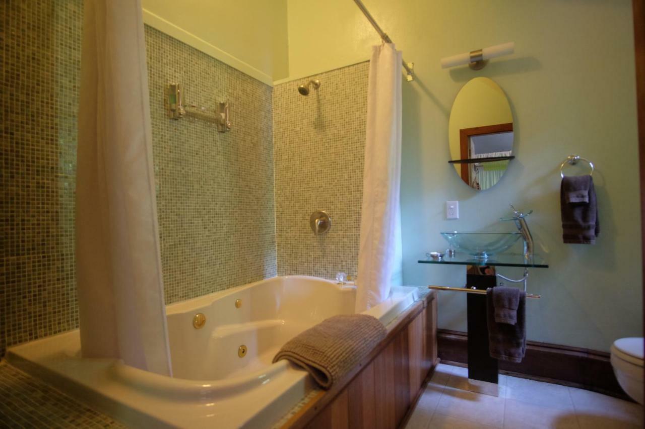 Wedgwood Manor And Glamping Retreat Hotel Crawford Bay Exterior foto